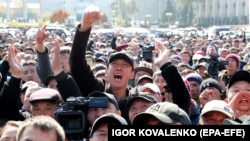 Ала-Тоо аянтындагы митингдин 3-күнү. Люстрацияны талап кылган жаштар. Бишкек. 2020-жыл.