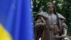 Біля пам'ятника гетьману Пилипу Орлику (1672-1743) в Києві. Пам'ятник встановлено неподалік будівлі Конституційного Суду України