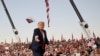 АКШ президенти Дональд Трамп жүзүнөн беткапты алып ыргытты. Сэнфорд, Флорида. 2020-жылдын 12-октябры.