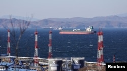 Petrolierul Fuga Bluemarine se află ancorat lângă terminalul Kozmino din Golful Nakhodka, lângă orașul-port Nakhodka, Rusia, 4 decembrie 2022.
