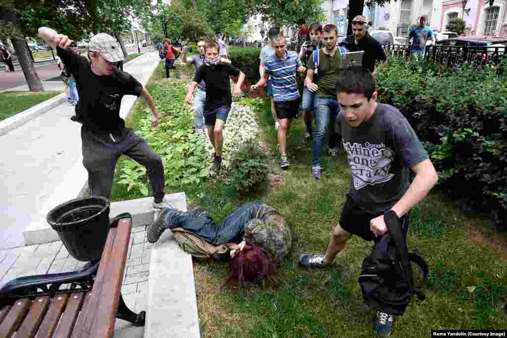 На чергового учасника протесту проти заборони на &laquo;пропаганду гомосексуалізму&raquo; напали молодики в Москві. Незважаючи на публічні заяви Путіна, активісти вважають, що підписаний ним закон про заборону поширення &laquo;пропаганди нетрадиційних статевих відносин&raquo; серед неповнолітніх заохотив дискримінацію і насильство. Путіна також критикували за підтримку кар&rsquo;єри публічних діячів-гомофобів.