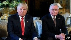Președintele ales Donald Trump, alături de generalul în retragere Keith Kellogg la proprietatea lui Trump de la Mar-a-Lago din Palm Beach, Florida, 20 februarie 2017 