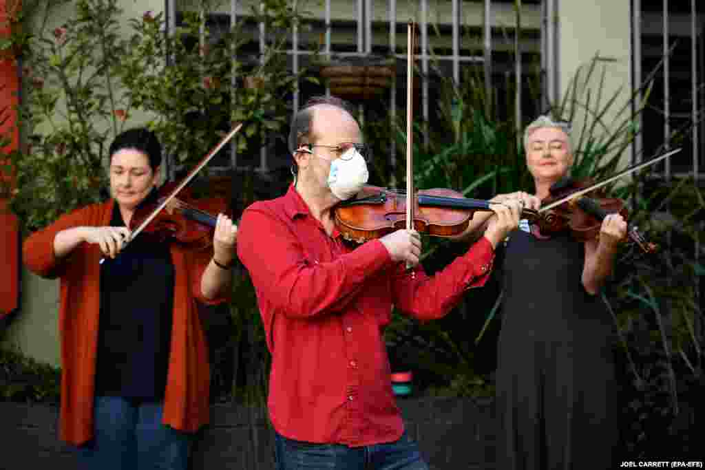 Membrii Orchestrei&nbsp;Operei din Sydney, Australia, solicită companiei să își reconsidere decizia de a renunța la muzicieni fără a-i plăti în urma izbucnirii unui focar de coronavirus în oraș.