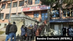 Oko 300 osoba sa Kosova je 29. januara vakcinisano protiv korona virusa u prostorijama Doma Zdravlja u Kuršumliji u Srbiji, na 80 km od Gračanice.