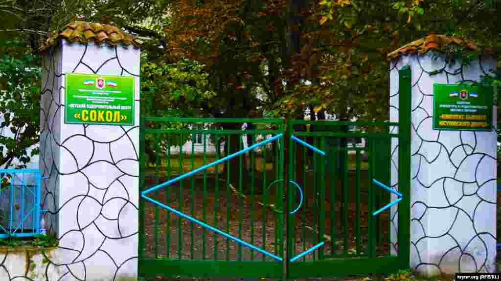 Все значимые объекты села находятся на берегу быстрой Коккозки. К примеру, комплекс зданий бывшего дворца или «Охотничьего домика» князя Юсупова. К Юсупову в Коккозь наведывался сам император Николай II. Но нынче в бывший дворец князя туристам при всем их желании не попасть – не пропускают бдительные охранники детского оздоровительного лагеря «Сокол»