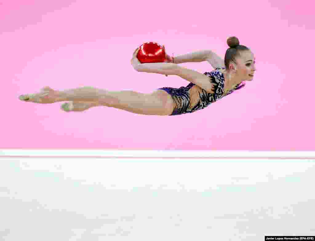 A cincea etapă a Campionatului Mondial de gimnastică ritmică a avut loc în Mexic, la Guadalajara. Cluj Napoca va găzdui a șaptea etapă intre 26-28 august. În imagine Khrystyna Pohranychna din Ucraina concurează la proba de minge individual. (epa-EFE/Javier Lopez Hernandez)