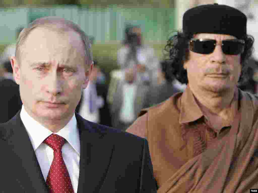 Апрель 2008-го. Триполи. Резиденция Каддафи Баб аль-Азизия. Ливийский диктатор и Владимир Путин.