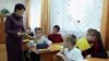 На території регіонів, для яких встановлено «червоний» рівень епідемічної небезпеки, додатково до обмежувальних протиепідемічних заходів забороняється відвідувати заклади освіти, що не стосується дитсадків, спеціальних закладів освіти й учнів 1-4 класів шкіл