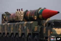Баллистическая ракета пакистанского производства Shaheen-III, способная нести ядерный заряд, на военном параде в Исламабаде. Март 2022 года