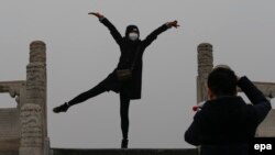 Peking - Žena nosi zaštitnu masku