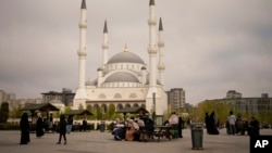 İstanbulda 6.2 bal gücündə zəlzələdən sonra insanlar küçəyə toplaşıb.