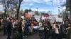 Detalj sa protesta ispred Narodne skupštine Srbije u Beogradu 10. aprila 2021, na kojem se okupilo više hiljada ljudi sa zahtevom da se obustave svi projekti štetni po životnu sredinu, kao i da se propisi usklade sa najvišim ekološkim standardima.