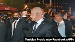 Președintele tunisian, Kais Saied, iese în stradă alături de susținătorii săi, 26 iulie 2021.