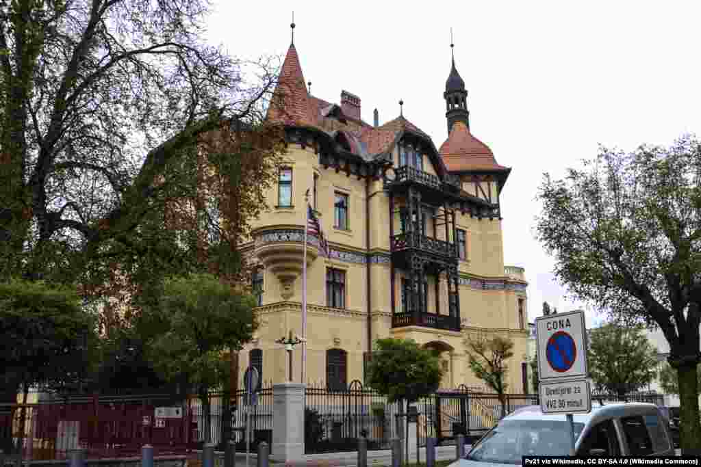 Часам амбасады ЗША знаходзяцца ў незвычайных у архітэктурным пляне будынках. Напрыклад, як гэты «палацык» у Любляне, які будаваўся ў канцы XIX стагодзьдзя як віла для мастака…