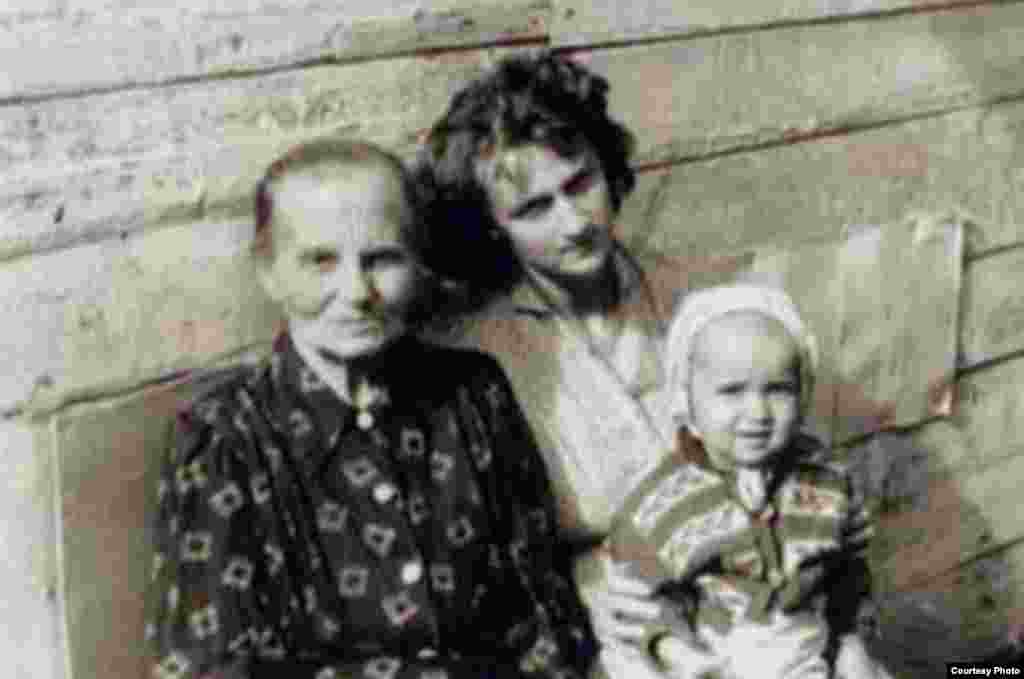 "Мен карапайым үй-бүлөдө туулгам. Кадыресе адамдардай эле жашагам, бул байланыш менде дайыма сакталып келет" деп эскерет Путин. 
