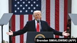 Predsednik SAD Donald Tramp najavljuje carine 2. april 2025. 
