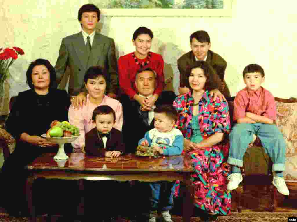 Рахат Алиев менен Дарига Назарбаева 1983-жылы баш кошушкан, ал кезде Нурсултан Назарбаев Казак ССРнин Коммунисттик партиясынын Борбордук комитетинин төрагасы болгон. 