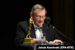 Історик Норман Дейвіс виступає після вручення йому нагороди у Варшаві в січні 2018 року. Його шанують поляки за численні книги про Польщу