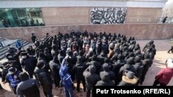Сотрудники спецподразделения полиции блокируют активистов, вышедших на неразрешенный митинг. Алматы, 28 февраля 2021 года.