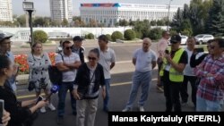 Некоторые из пришедших к акимату Алматы, чтобы выразить поддержку жителям Жанаозена. 4 сентября 2019 года.