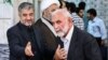حسین همدانی (نفر سمت راست) در کنار فرمانده کل سپاه، ‌محمدعلی جعفری(نفر سمت چپ)