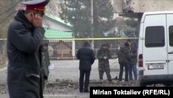 Милиционеры на месте взрыва в Бишкеке. 30 ноября 2010 года.