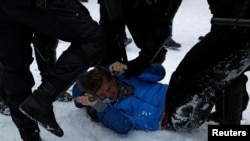 Полицията извлича протестиращ в Санкт Петербург