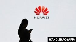 O angajată Huawei, la sediul central al companiei chineze din Shenzen