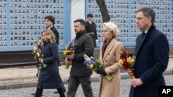 Prim-ministrul canadian Justin Trudeau, premierul italian Giorgia Meloni, președintele ucrainean Volodimir Zelenski, președintele Comisiei UE Ursula von der Leyen și prim-ministrul belgian Alexander De Croo participă la ceremonia de la Zidul Comemorarii din Kiev, 24 februarie.