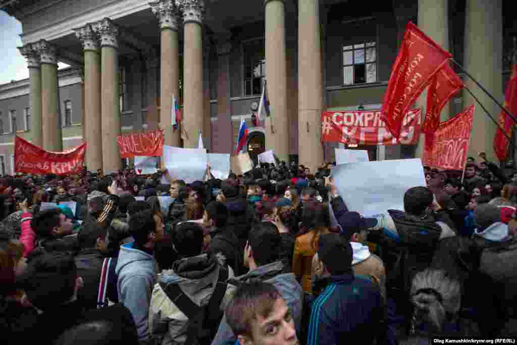 «Мы решили проводить эту акцию снова и снова, пока власти нас не услышат», – заявляют студенты.