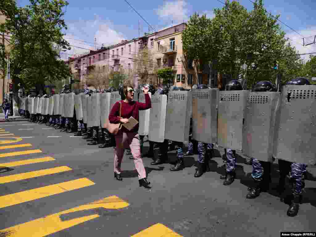 Seda Mavian: "I'm a journalist but before I'm a journalist I'm a citizen, and before you are police you are all citizens of Armenia!"