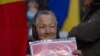 O femeie protestează împotriva vaccinării obligatorii