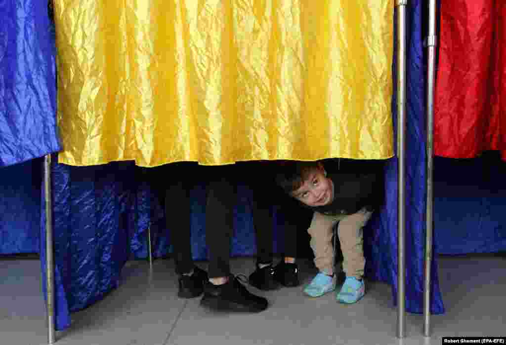Прэзыдэнцкія выбары ў Румыніі. Выбарчы ўчастак у Бухарэсьце. 