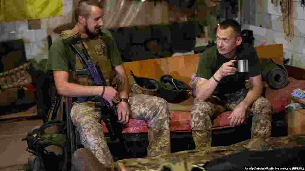 У вільний від чергувань час можна поспати, позайматися у спортом (є облаштований спортзал). На фото «Паштет» і «Колесо» п’ють каву, розмовляють, жартують між собою