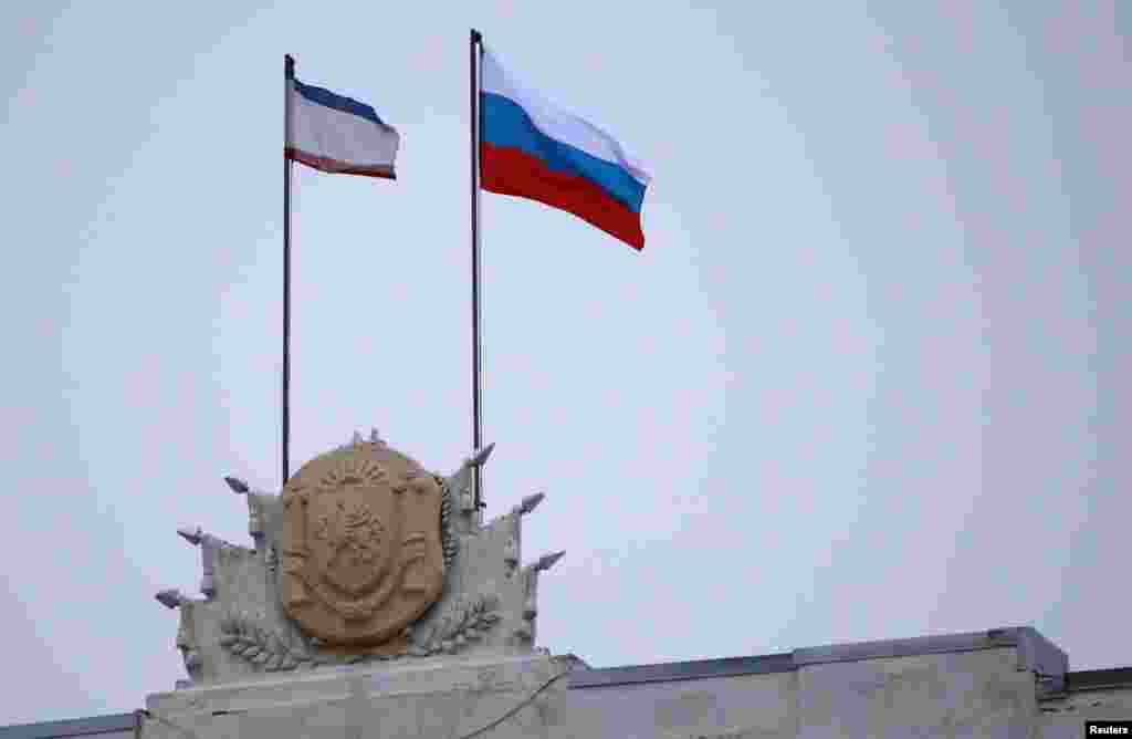 1 сакавіка 2014 году над Вярхоўным саветам Аўтаномнай Рэспублікі Крым лунае расейскі сьцяг. Ён зьявіўся тут некалькімі днямі раней, калі ўзброены спэцназ у ноч на 27 лютага захапіў будынак Вярхоўнага савету. Расейскія вайскоўцы не пускалі ў будынак некаторых дэпутатаў, да галасаваньня была дапушчаная толькі частка зь іх. Яны прынялі рашэньне адправіць у адстаўку ўрад Анатоля Магілёва і прызначыць новага прэм'ер-міністра Крыму – Сяргея Аксёнава, лідэра партыі «Рускае адзінства» (на той момант у парлямэнце Крыму было ўсяго тры дэпутата ад гэтай партыі са 100). Таксама было прынятае рашэньне аб правядзеньні «агульнакрымскага апытаньня» аб статусе паўвострава. У галасаваньні, паводле непацьверджаных незалежнымі крыніцамі дадзеных, прымалі ўдзел 64 дэпутата.