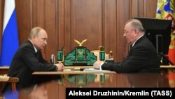 На зустрічі з головою «Транснефти» президент Росії Володимир Путін (ліворуч) заявив, що Росія зазнала «серйозних іміджевих втрат»