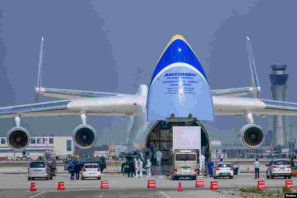 Найважчий у світі літак Ан-225 завантажують у китайському місті Тяньцзінь перед вильотом у Польщу 13 квітня 2020 року. Українська «Мрія» стала однією із зірок світової боротьби з пандемією коронавірусу.