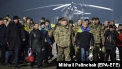 Президент Петро Порошенко та звільнені полонені. Обмін від 27 грудня 2017 року (Архівне фото)