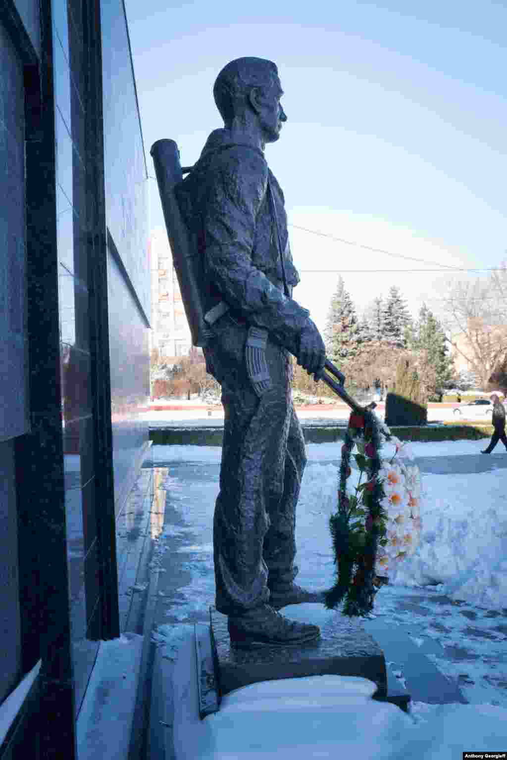 The Heroes' Cemetery pays tribute to the victims of three wars: World War II, the Soviet invasion of Afghanistan, and Transdniester's battle in 1992 to break away from Moldova.