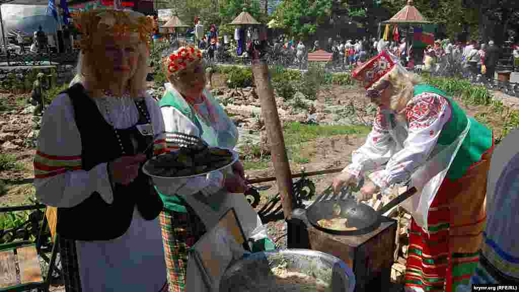 Белорусское национально-культурное общество предложило посетителям парка белорусское национальное блюдо – драники