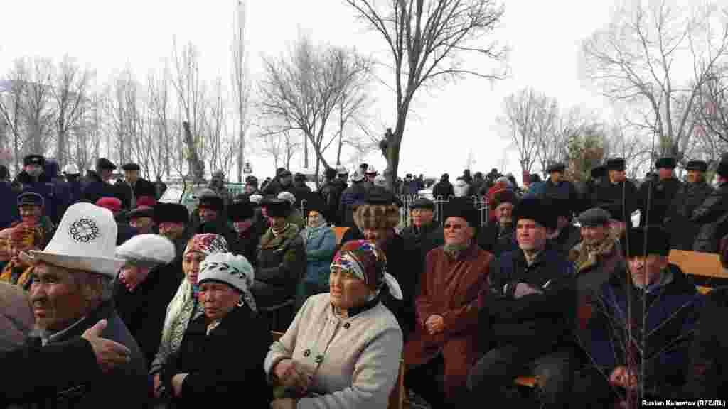 Буга байланыштуу бүгүн БЭК саясий партиясы жана "Эл үнү" кыймылы Аксы районунда эскерүү иш-чарасын уюштурууда. Жыйын “Аксы окуясына 15 жыл... Бийлик сабак алдыбы?” деген темада өтүүдө.