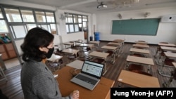 Directorii din învățământul preuniversitar au început să își dea demisiile și să se întoarcă full-time la catedre unde sunt mai bine plătiți, au mai multe zile libere și mai puțină responsabilitate. Plecarea lor poate afecta însă administrativ școlile pe care le conduc.