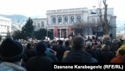 Brojni građani na protestu povodom četvrte godišnjice od ubistva Dženana Memića ispred Narodnog pozorišta Sarajevo