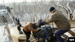 Люди на переправі на місці зруйнованого мосту через Сіверський Донець, грудень 2016 року