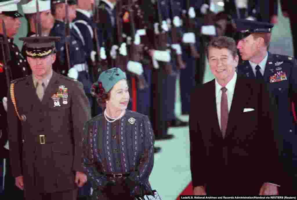 Kraljica Elizabeta II stoji sa predsednikom SAD Ronaldom Reganom tokom ceremonije u čast njene posete zapadnoj obali Sjedinjenih Država, u Santa Barbari, Kalifornija, SAD, 23. februara 1983. 