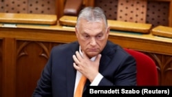 Premierul ungar Viktor Orban și-a schimbat strategia, cel puțin la nivel de imagine, privind relația cu China până trece pericolul alegelor generale, în care vine din urmă cu forță un contracandidat cum nu a mai avut până acum: Peter Marki-Zay.
