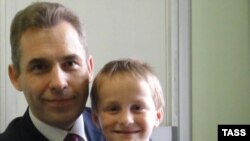 Омбудсмен по правам детей в России Павел Астахов с усыновленным мальчиком из РФ, возвращенным домой