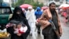 یک نیروی طالبان و یک زن در افغانستان