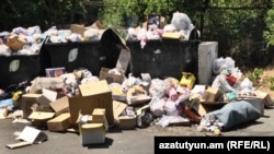 Օրերով կուտակված աղբ Երևանի թաղամասերից մեկում, հուլիս, 2018թ․