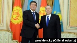 Президенты Кыргызстана и Казахстана Сооронбай Жээнбеков и Нурсултан Назарбаев. Астана, 25 декабря 2017 года.